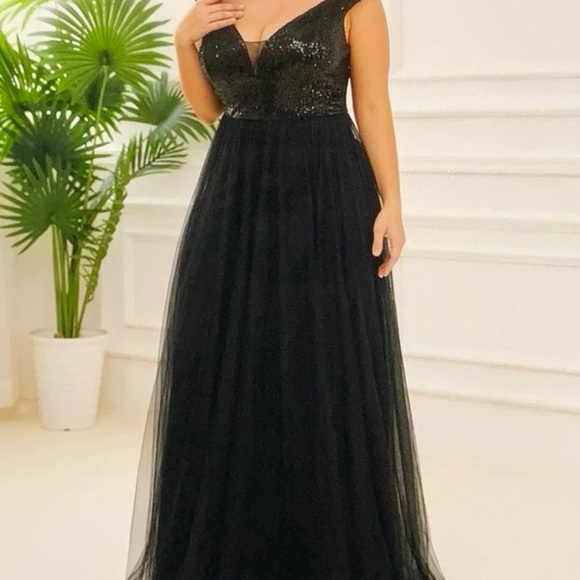 Beautiful sequin long Dress - Picture 4 of 9